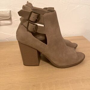 Women’s Size 6 SODA heeled booties
